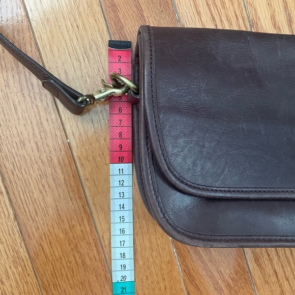 Vintage Coach Brown Leather Crossbody Bag with Flap Closure - Picture 7 of 9